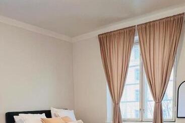 Aamiaismajoitus (B&B) Your Chic Vibrant Airbnb