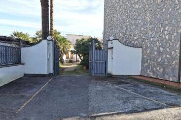 پانسیون Camera Spaziosa In Villa Con Terrazzino Privato