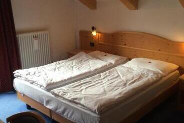 בית מלון כפרי El Geiger