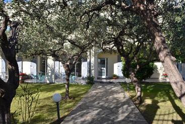 Residence Villa Carmen Fronte Mare A 50 Mt