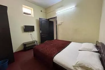 Hotel Meera Stays