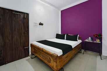 酒店 Spot On Abhiraj Hotal & Guests House