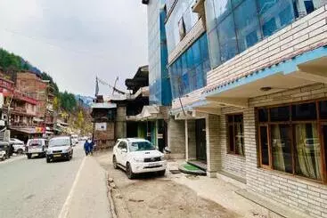 Hotelli Nadi Kinare , Mall Road Manali   A Riverside Resort