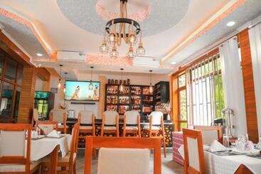 Bed and Breakfast River House Lodge International