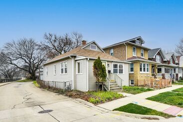 کلبه 8 Mi To Chicago: Oak Park Home W/ Fenced Backyard!