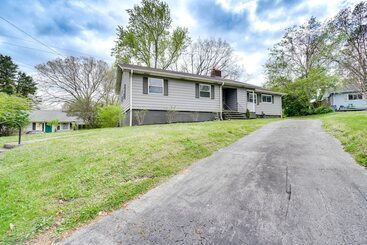 Hus på landet Updated Home: Central Oak Ridge Location