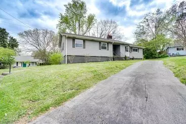 Mökkimajoitus Updated Home: Central Oak Ridge Location