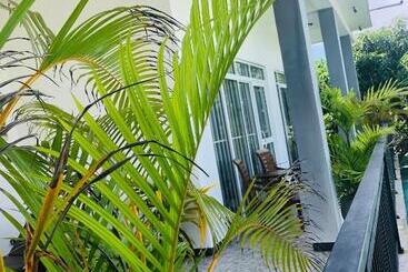 Отель Tinara River Inn, Weligama