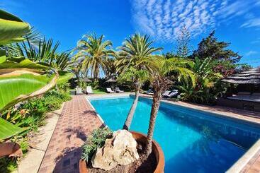 تختخواب و صبحانه Villa Paraiso Naturism Optional Adults Only