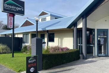 모텔 Bassingers Motor Lodge