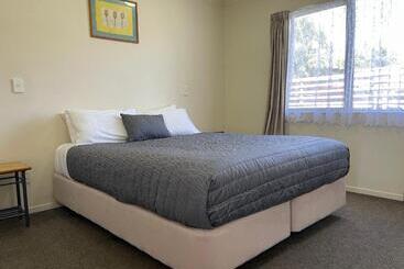 Motel Bassingers Motor Lodge