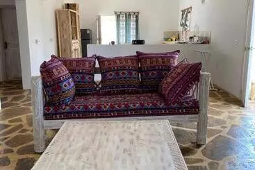 تختخواب و صبحانه Red Land House