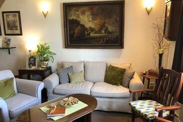 Walnut Lodge Bed & Breakfast