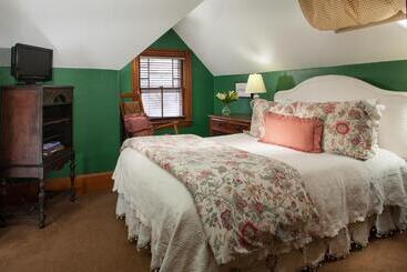 Lang House On Main Street Bed & Breakfast