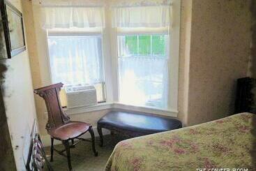 تختخواب و صبحانه Spruce Moose Lodge