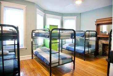 Wrigley Hostel   Chicago