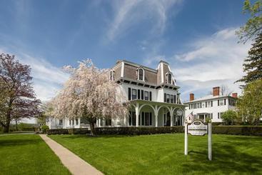 1840 Inn On The Main Bed And Breakfast