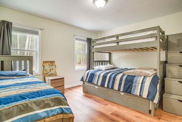 コテージ East Falmouth Home W/ Game Room   2 Mi To Beach!