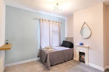 Residenssi Lovely Large 2 Bed House With 2 Reception Rooms