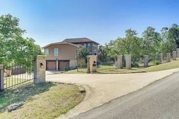 コテージ Family Friendly Fischer Home W/ Private Hot Tub!