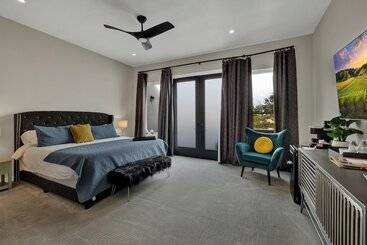 The Bentley Hotel   Elvis Room   Pool View