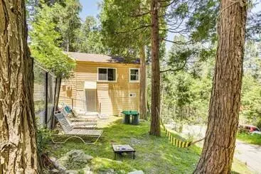Mökkimajoitus Pet Friendly California Abode W/ Fenced In Yard!