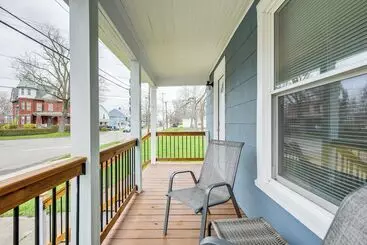 Mökkimajoitus Charming Home   2 Mi To Niagara Falls State Park!