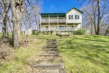 Mökkimajoitus Pelican Rapids Lake House W/ Water Views + Dock!