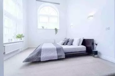 Residenssi Stunning 4 Bed House In Camberley