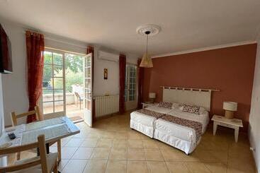 مبيت وإفطار Casa De Lyu