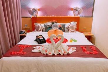 Pai Hotel Chengdu Qingbai River Branch