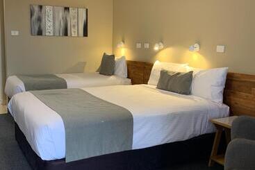 בית מלון כפרי In Town Motor Inn