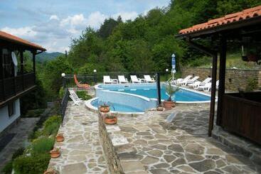 Family Hotel Chiflik Hills