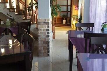 Elmar Guesthouse   Hostel