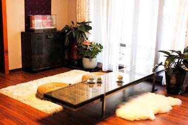 펜션 Jiwoljang Guest House