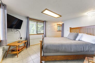 קוטג'' Beachfront Anderson Island Escape: Rainier Views!