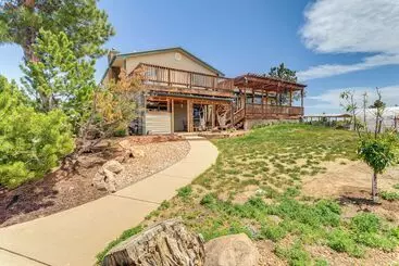 Mökkimajoitus Stylish Aurora Farmhouse W/ Deck, Animals On Site!