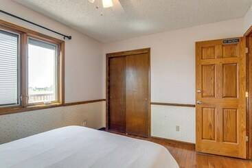 کلبه Stylish Aurora Farmhouse W/ Deck, Animals On Site!