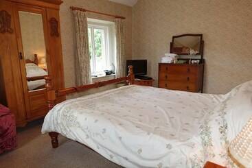 Traditional 2 Bed Cottage In Eyam Hope Valley