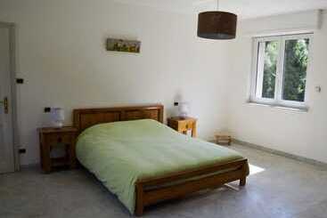 茅舍 Gite Gretel, In A Green Setting By A Stream