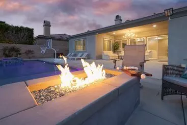 コテージ Indio Echo Avantstay Terra Lago Retreat + Pool, Firepit, Outdoor Kitchen