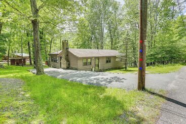 Hus på landet Spacious Lake Ariel Cabin W/ Deck + Pool Access!