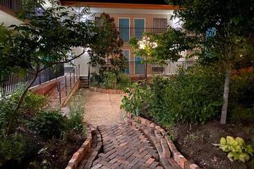 מוטל Cascades Inn