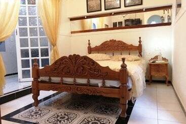 هتل آپارتمان Hostal Jose Ramon