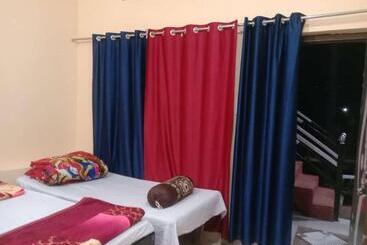 ホテル Om Som Home Stay Hill View Yamunotri Road