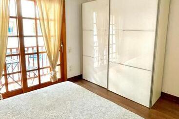 ペンション Ensuite Double Room With Balcony In Shared Apartment In Center Of Santa Eularia With Sea View And Cl