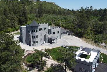 Huoneistohotelli Castle In The Pines