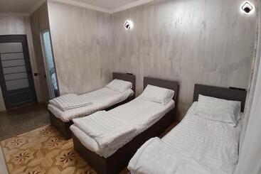 پانسیون Madoyans Rest House