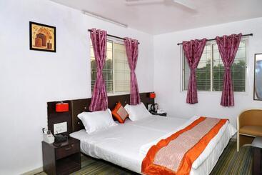 Отель Asian International