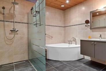 민박 Quarter House